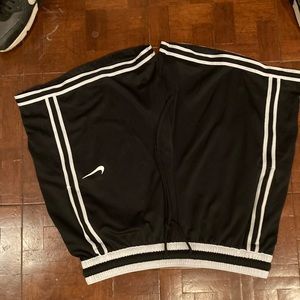 Never worn Nike L men’s gym shorts